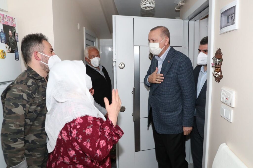 بالصور : زيارة الرئيس رجب طيب اردوغان لسيدة مسنة في إسطنبول