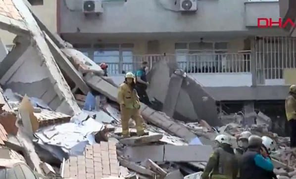بالصور.. انهيار مبنى مكون من 5 طوابق في إسطنبول وبيان عاجل من الوالي