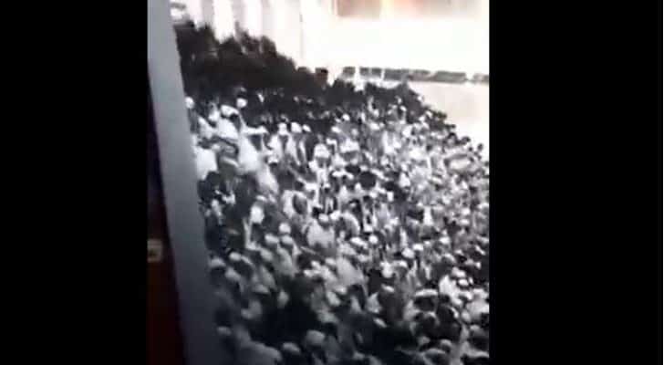 شاهد.. عشرات الإصابات بانهيار مدرج داخل كنيس يهودي غرب القدس