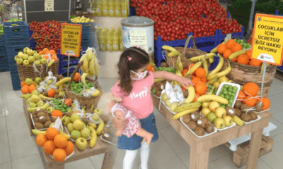 أسواق خضار تركية تخصّص أقسامًا لتقديم الفاكهة للأطفال مجانًا