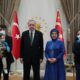 أشرف على 42 عملية جراحية لهما.. أردوغان يهنئ توأما بعيد ميلادهما