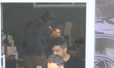 حلاق يواصل عمله رغم اندلاع حريق في المبنى باسطنبول (فيديو)
