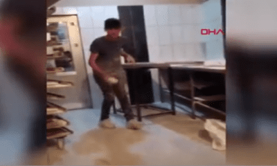 فيديو يثير ضجة على مواقع التواصل.. عمال اتراك يلعبون الكرة بالعجين.. فيديو