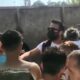 إسطنبول: هجوم عنيف على امراة أجنبية قامت بتمزيق العلم التركي.. فيديو