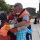 مفاجأة لأب عامل نظافة من أبنائه تكريمًا له بالعمل دون انقطاع فترة الوباء (فيديو)