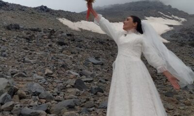 فتاة تركية تعلن زواجها من جبل .. فيديو