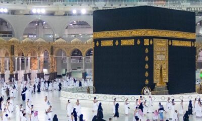 متطوعة سعودية في المسجد الحرام تحظى بثناء واسع بسبب هذا المشهد (فيديو)