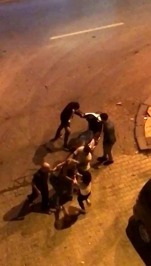 شاهد بالفيديو شجار بين فتاتين بمنتصف الشارع في إسطنبول