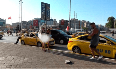 نساء أجنبيات يلتقطن صورا بأوضاع غير لائقة وسط إسطنبول.. فيديو