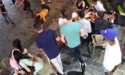 شاهد بالفيديو..مواطنيين أجنبيين يسيئان للنساء في أحد مطاعم إسطنبول
