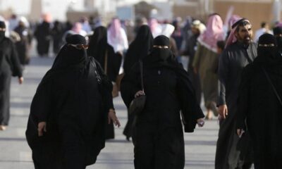شاهد .. فتاة تتحرش بشاب في شارع عام بالسعودية