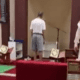 فيديو “مؤذن الشورت” يثير جدلاً واسعاً في الكويت.. والسلطات تحقق