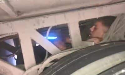 رحلة الموت.. القبض على مهاجرين يختبئون في مكان عجيب للخروج من إسطنبول (فيديو)