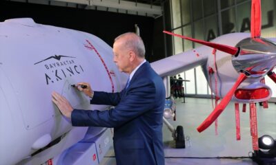 عقب تسليمه للجيش التركي.. أردوغان يقود طلعة جوية لطائرة "أقنجي" المسيرة (فيديو)