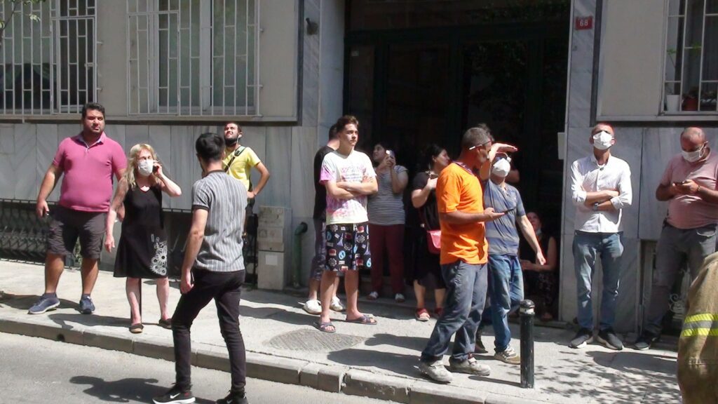 بالصور.. انهيار سيدة تركية بعد حريق منزلها أثناء تجديده في إسطنبول