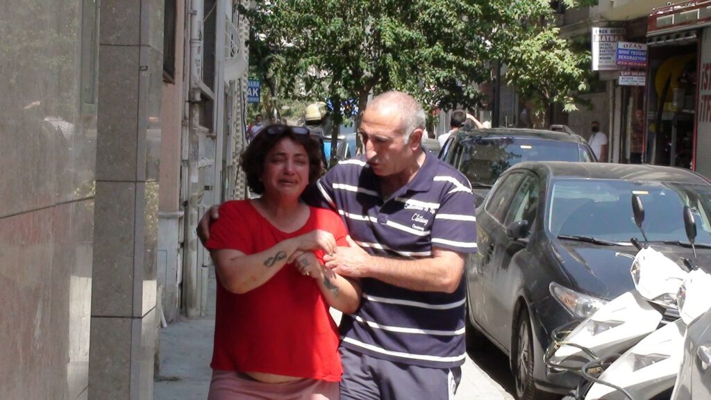 بالصور.. انهيار سيدة تركية بعد حريق منزلها أثناء تجديده في إسطنبول