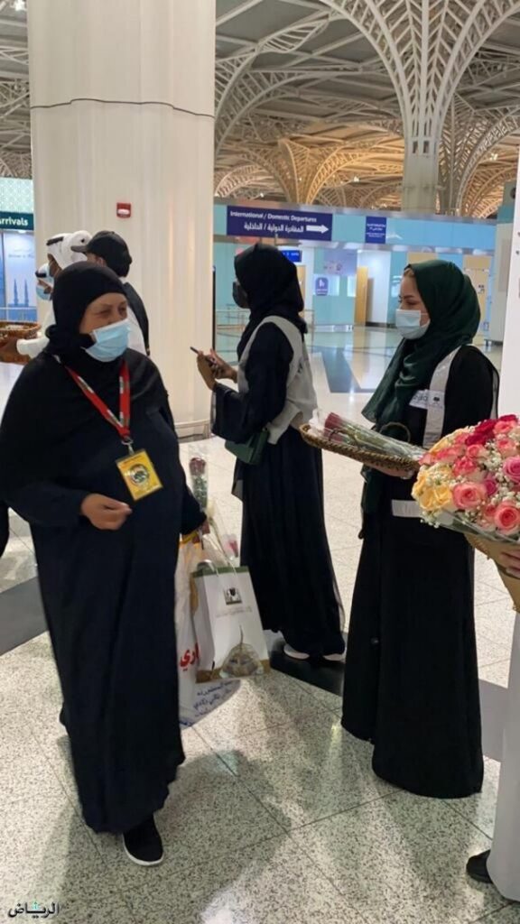 بالصور..السعودية تستقبل أولى رحلات المعتمرين القادمين من الخارج