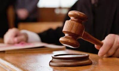 بعد رفضها أخذ لقاح كورونا.. قاضي يعاقب أم بحرمانها من رؤية طفلها