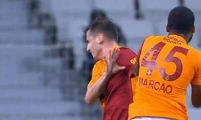 شاهد.. لاعب غلطة سراي التركي ينطح زميله والحكم يعاقبه