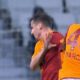 شاهد.. لاعب غلطة سراي التركي ينطح زميله والحكم يعاقبه