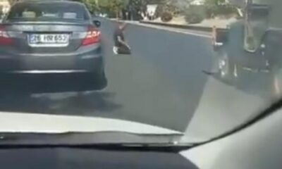 فيديو أثار استغراب الأتراك، مواطن يصلي وسط الطريق متجاهلاً حركة المرور