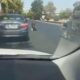 فيديو أثار استغراب الأتراك، مواطن يصلي وسط الطريق متجاهلاً حركة المرور