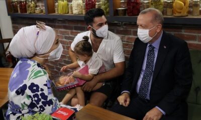 أردوغان يلتقي مواطنين في مطعم بإسطنبول (فيديو)
