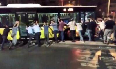 بالفيديو: مواطنون أتراك ينقذون حافلة نقل عام تابعة للبلدية في إسطنبول