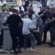 بالفيديو: قتال بين عجوز ومجموعة من الشباب تطلب تدخل الشرطة في إسطنبول