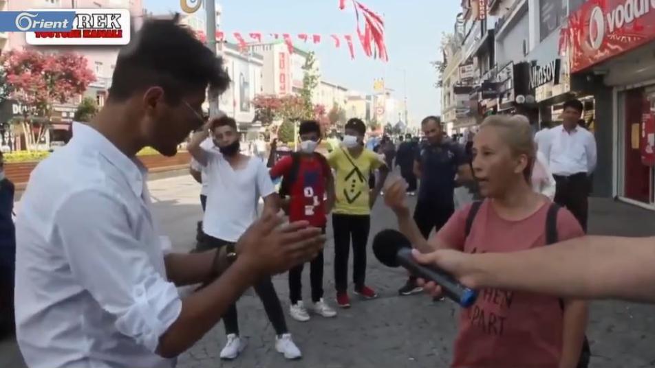امرأة تركية تهاجم مواطناً أساء للسوريين وتفنّد ادعاءاته ببث مباشر