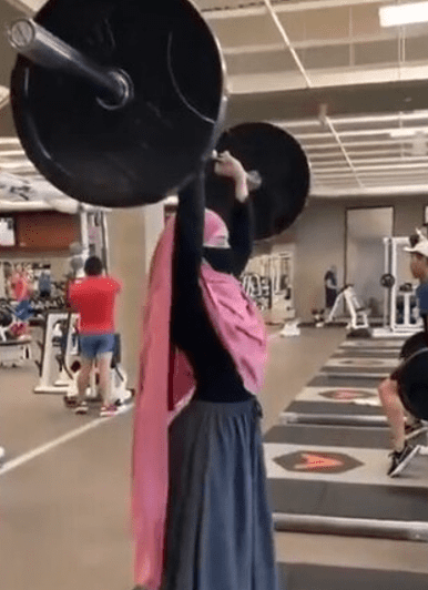 منقبة ترفع الأثقال وتتسلق القوائم الحديدية تثير ضجة في مواقع التواصل (فيديو)