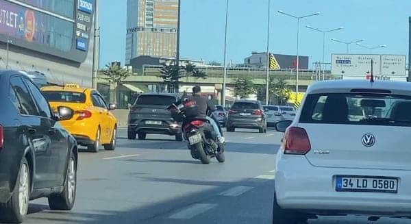 بالفيديو..سائق دراجة نارية يشكل خطر على الطريق السريع في أنقرة