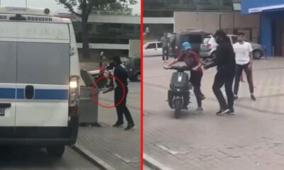 بالفيديو: رجل تركي يهاجم حافلة ركاب بساطور، والسبب غريب!