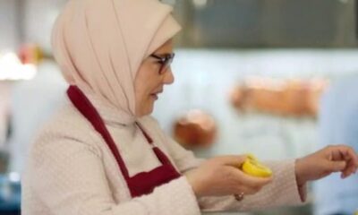 بالفيديو زوجة الرئيس التركي أمينة أردوغان تطهي حلاوة الطحينية