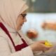 بالفيديو زوجة الرئيس التركي أمينة أردوغان تطهي حلاوة الطحينية