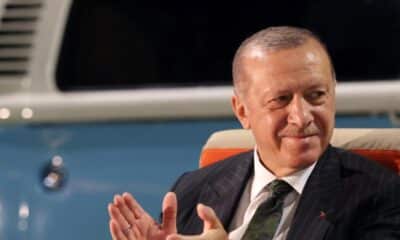 لهذا السبب!.. أردوغان يرفض شرب الماء من يد حارسه (فيديو)