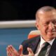 لهذا السبب!.. أردوغان يرفض شرب الماء من يد حارسه (فيديو)