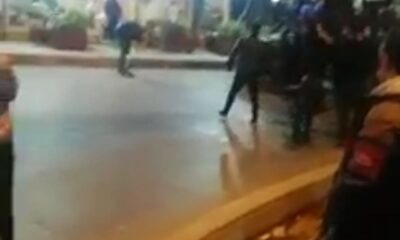 اعتقال شاب تركي قام بتحطيم سيارة أجرة في إسطنبول(فيديو)