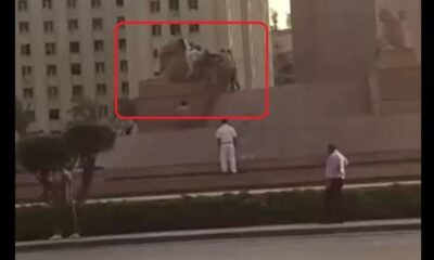 مصر.. محاولة تكسير أشهر تماثيل ميدان التحرير والأمن يتحرك (فيديو)