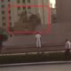 مصر.. محاولة تكسير أشهر تماثيل ميدان التحرير والأمن يتحرك (فيديو)