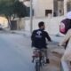 مفاجأة وسط الشارع.. صورة تغيّر حياة نازح وعائلته في الشمال السوري