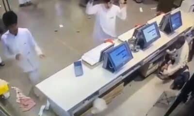 غضب في السعودية بعد اعتداء أشخاص على عمال مطعم وجبات سريعة.. والسلطات تتدخل! (فيديو)