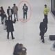 شاهد بالفيديو.. لحظة وفاة إفريقي بمطار إسطنبول انفجرت أكياس مخدرات في بطنه