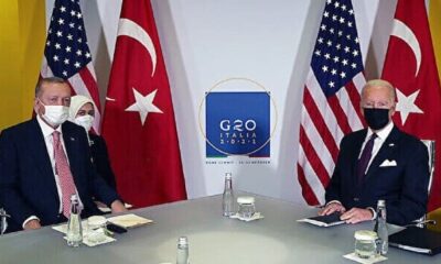 كاتب تركي معارض ينتقد حجاب مترجمة أردوغان.. ماذا قال؟