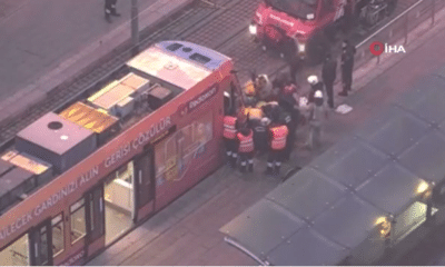 حادث مروع في محطة ترام فاي إمينونو بإسطنبول.. فيديو