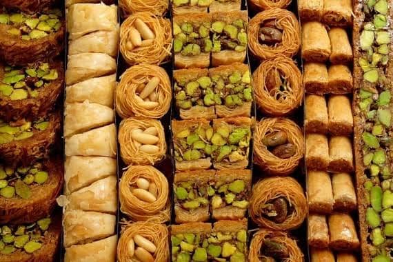 تركيا اليوم ماذا يحدث في الجسم عند التخلي عن الحلويات لشهر كامل ؟ سعر كيلو المبرومة في تركيا ، بقلاوة اسطنبول ، الحلويات السورية في تركيا