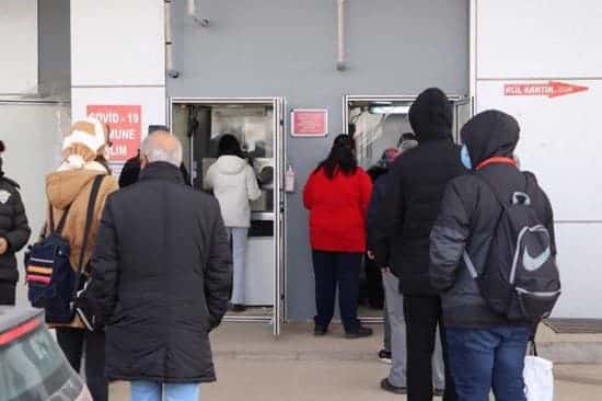 بعد ازدياد الحالات.. اقبال كبير من المواطنين الأتراك للحصول على اللقاح