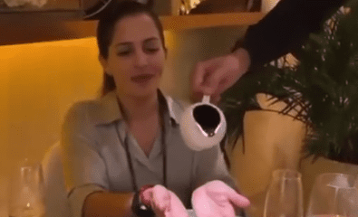 مطعم يقدم الشوكولاتة بطريقة غريبة ويصبها سائلة على أيدي الزبائن