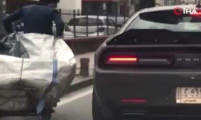 بالصور..عراقي في سيارة وسوري يجر عربة يدوية.. مشهد يثير عواطف الأتراك
