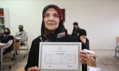 مسنة تركية تنال شهادة الثانوية بعد بلوغها 84 عاما